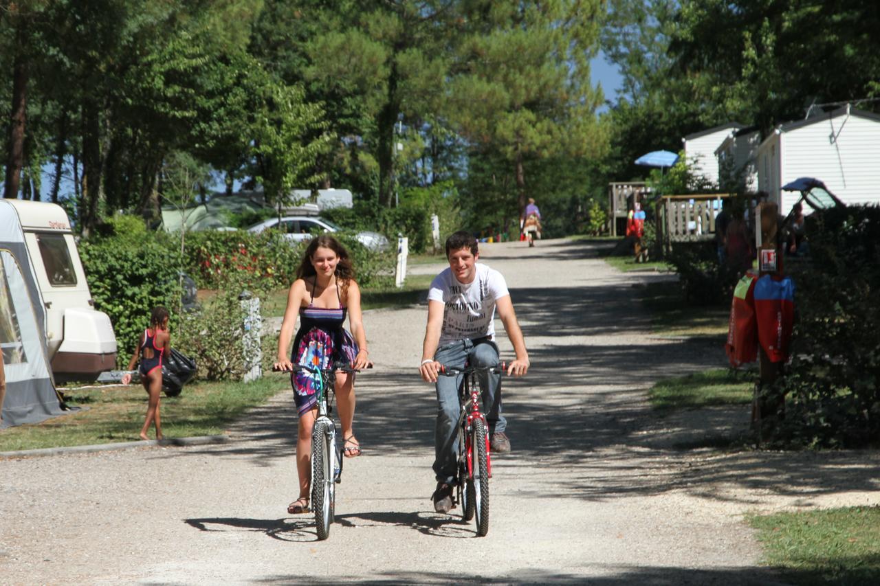 Camping Le Pressoir Petit-Palais-et-Cornemps エクステリア 写真